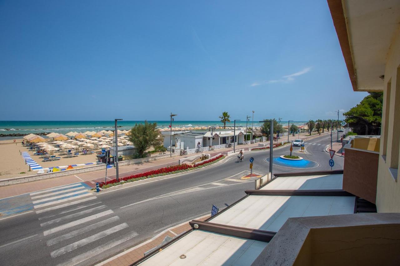 Palm Beach House - Vista Mare Montesilvano Marina Екстериор снимка