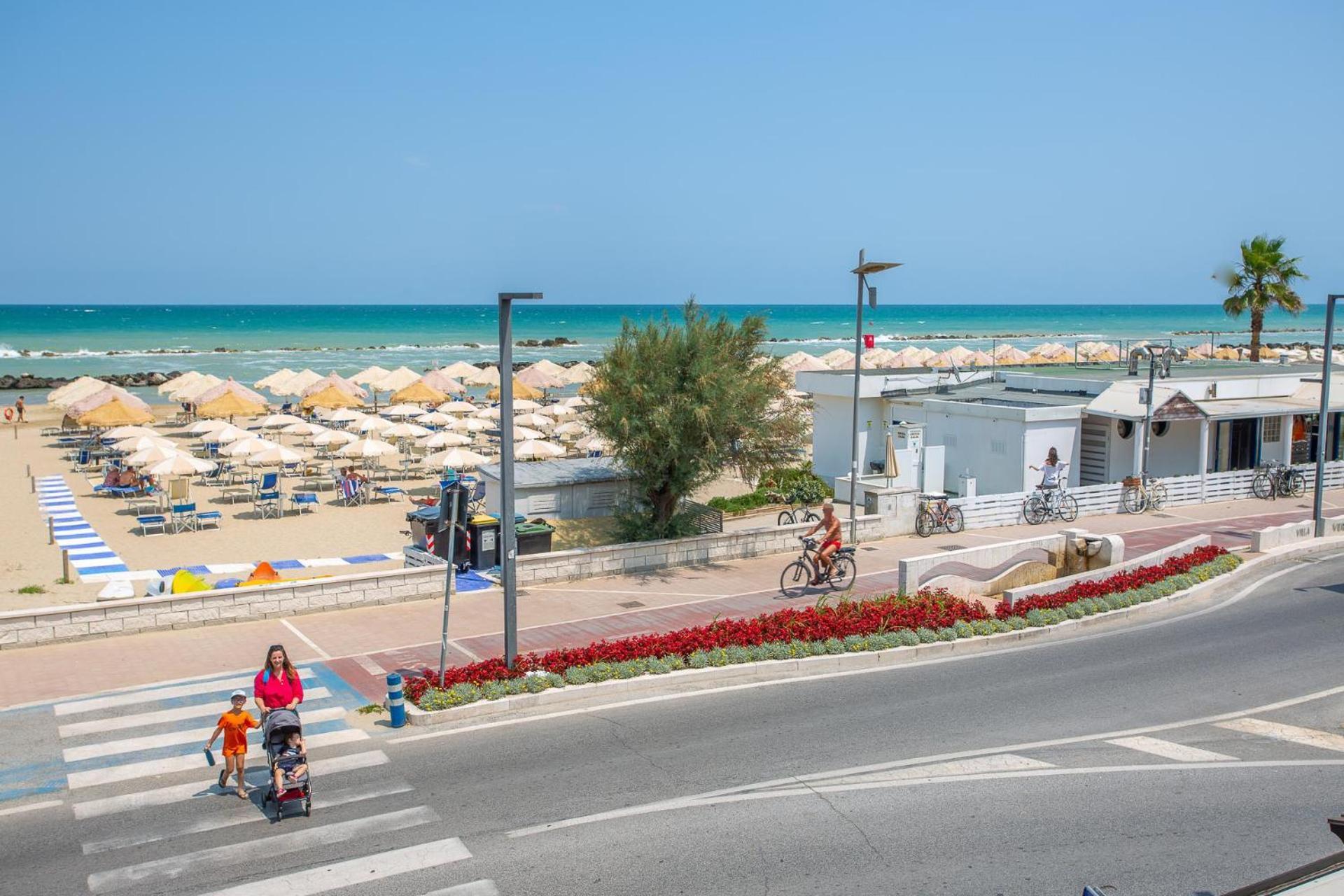Palm Beach House - Vista Mare Montesilvano Marina Екстериор снимка